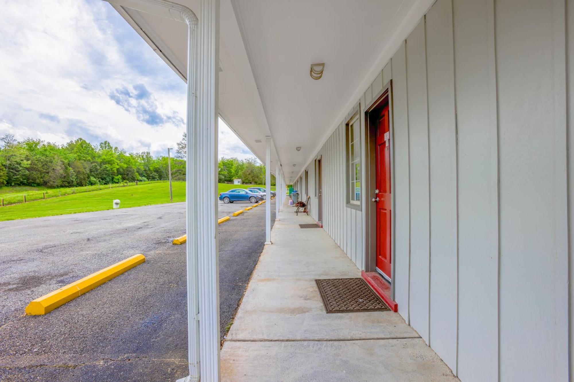 Budget Inn By Oyo Natural Bridge I-81 Exterior photo