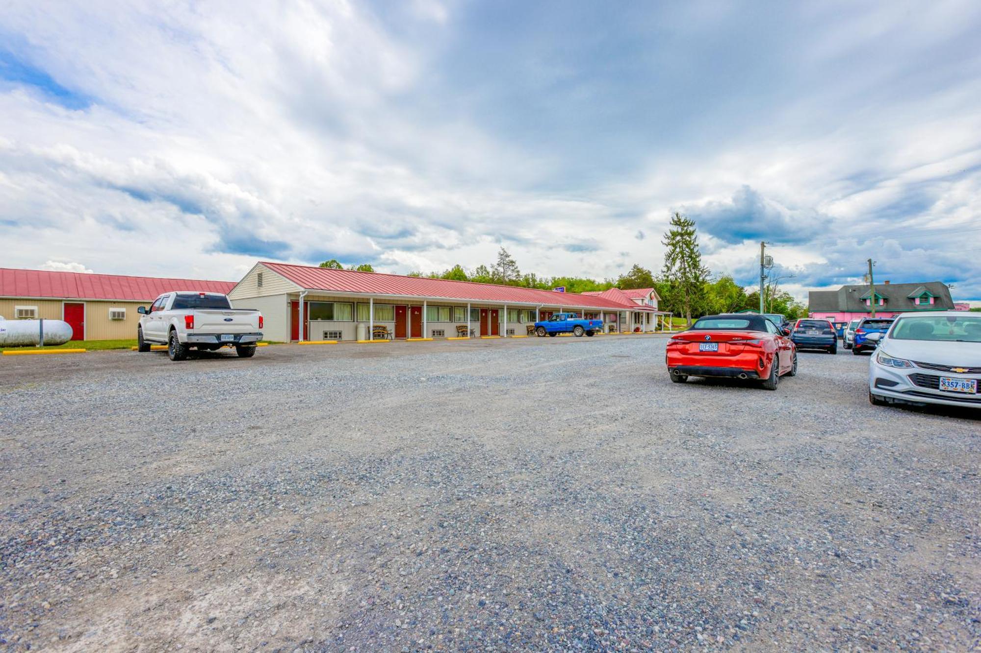 Budget Inn By Oyo Natural Bridge I-81 Exterior photo